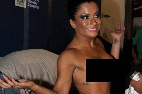 Dani Sperle deixou a vergonha em casa e ficou nua na Sapucaí