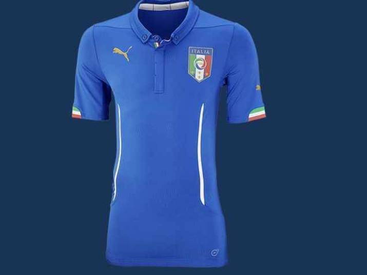 Quem também já tem fardamento novo é a Itália. A Azzurra, tetracampeã mundial, apostou, mais uma vez, em um uniforme inovador