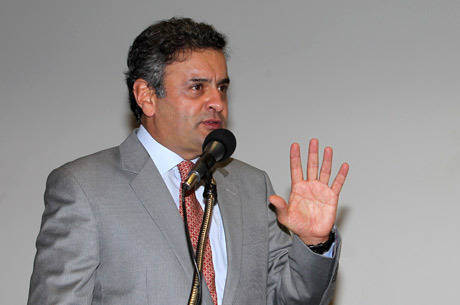 Aécio Neves ataca governo atual em propaganda na TV