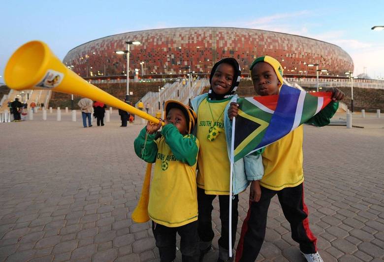 Brasil e África do Sul se
enfrentarão nesta quarta-feira, às 14 horas (de Brasília), em Johanesburgo, no jogo
que colocará frete a frente o último e o próximo anfitrião da Copa do Mundo. A
partida será realizada no Soccer City, palco da decisão do último Mundial entre
Espanha e Holanda