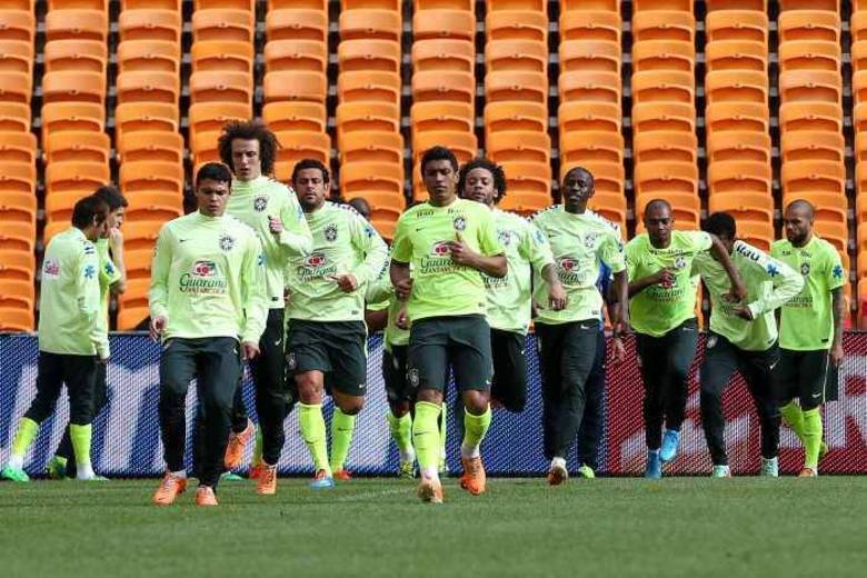 Pela primeira vez com todos os convocados na mão, o técnico Luiz Felipe Scolari comandou uma atividade visando ao duelo de quarta (5), às 14h (de Brasília), último antes da divulgação da lista final de convocados para a Copa