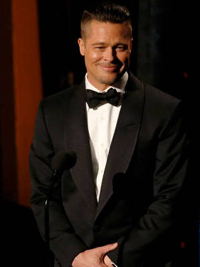 Brad Pitt é o sonho de consumo de muitas mulheres e, agora, ele pode ser o acompanhante de alguém em uma noite de gala. Essa é uma das ofertas vendidas no e-commerce Groupon pela bagatela de R$ 55.200 para arrecadar fundos para a Make it Right Foundation, instituição fundada pelo ator e que constrói casas sustentáveis para pessoas carentes Brad Pitt é o sonho de consumo de muitas mulheres e, agora, ele pode ser o acompanhante de alguém em uma noite de gala. Essa é uma das ofertas vendidas no e-commerce Groupon pela bagatela de R$ 55.200 para arrecadar fundos para a Make it Right Foundation, instituição fundada pelo ator e que constrói casas sustentáveis para pessoas carentes