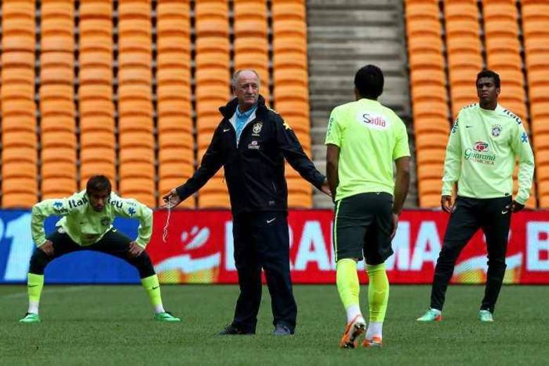 Felipão também deverá testar os novatos, como o lateral Rafinha e o volante Fernandinho