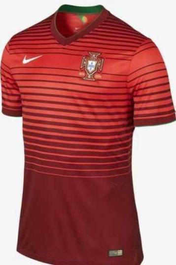 Sob críticas da torcida, que não gostou do modelo, Portugal confirmou que a camisa que havia vazado antes na mídia será mesmo utilizada na Copa