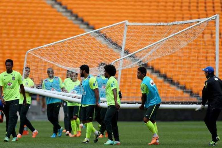 Não basta marcar gols, Jô e companhia. Também é preciso carregar a trave de vez em quando