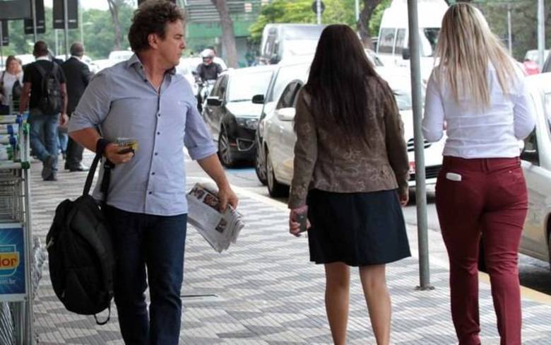 E nem Marquinhos Frota escapou da divertida lista dos 'conferes'. O ator por pouco não torceu seu lindo pescocinho ao conferir o bumbum de duas moças que circulavam pelo aeroporto E nem Marquinhos Frota escapou da divertida lista dos 'conferes'. O ator por pouco não torceu seu lindo pescocinho ao conferir o bumbum de duas moças que circulavam pelo aeroporto