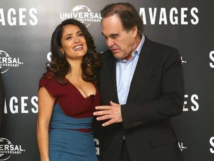 E mais uma vez o decote foi a 'desculpa' para que outro grande nome do cinema desviasse olhares para seios alheios. A vítima da vez foi Salma Hayek. O cineasta Oliver Stone se rendeu à 'beleza' da atriz durante a première do filme Selvagens 