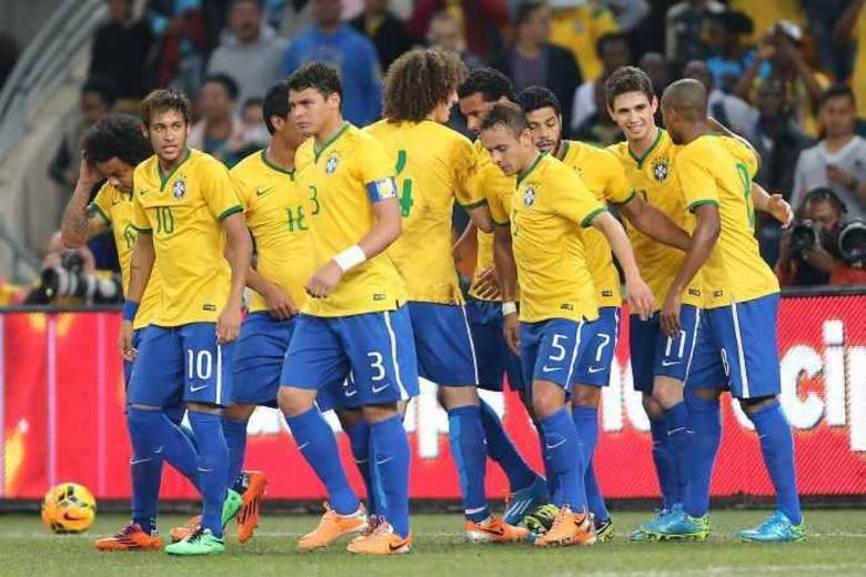 Jogadores do Brasil comemoram junto com Oscar o primeiro gol do time canarinho