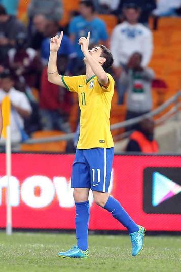 Oscar foi o homem do primeiro gol do Brasil no jogo logo aos nove minutos