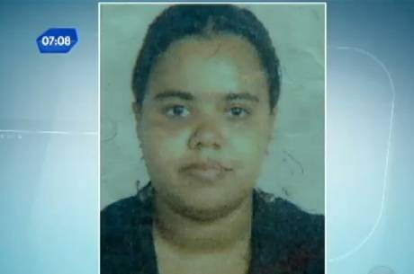 Mulher saía do hospital quando foi encontrada. Ela foi indiciada por tentativa de homicídio
