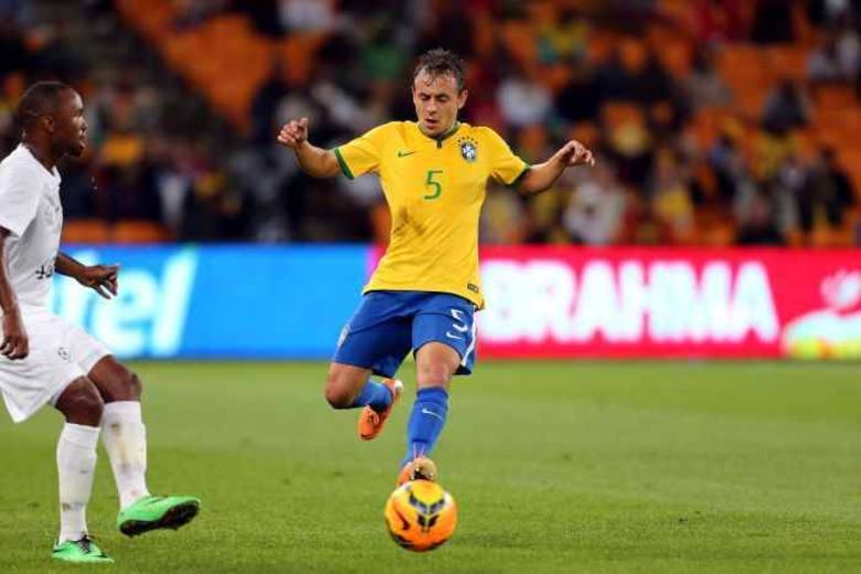 Deixamos um goleiro de fora, já que o M1to Rogério Ceni só largará a camisa quando quiser, e ainda tem lenha para queimar. Na lateral direita, uma ótima opção é Rafinha, do Bayern de Munique. O Corinthians tentou contratar o jogador, mas não chegou a um acordo financeiro. Com R$ 150 milhões na mão, no entanto, a conversa pode ter um final diferente