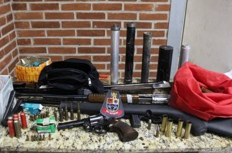 Polícia foi atender caso de violência doméstica e encontrou arsenal