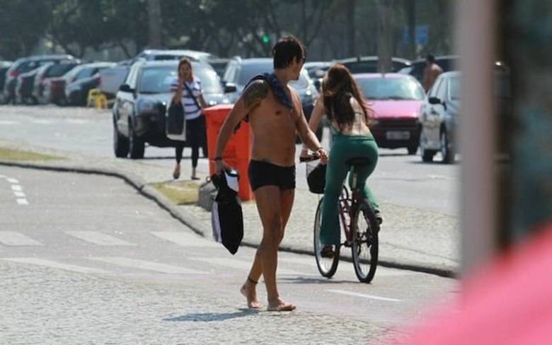 Paulinho Vilhena também se contorceu todo para dar aquela espiada no corpo de uma morena que pedalava por um calçadão carioca Paulinho Vilhena também se contorceu todo para dar aquela espiada no corpo de uma morena que pedalava por um calçadão carioca