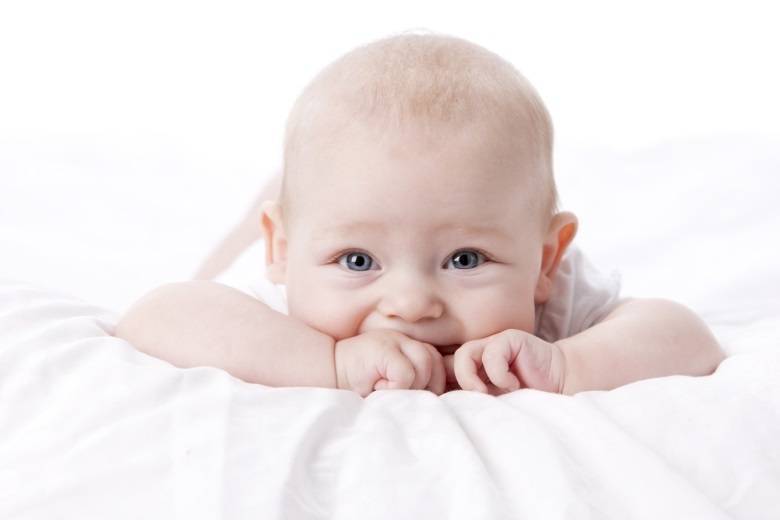 Para as mamães que já têm o hábito de dormir junto com a criança e 
querem que o filhote passe a dormir no próprio quarto, mas sem 
traumatiza-lo, Vasselai avisa que este é um processo que requer 
paciência. Ela frisa, porém, que após esta fase de adaptação, que pode 
durar alguns dias e incluir choro, a criança ficará mais tranquila