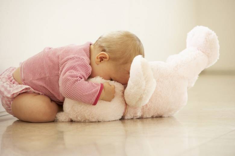 O uso de alguns objetos pode ajudar nesta transição, como por exemplo, um paninho que tenha o cheiro dos pais, já que ela não passará mais a noite com eles, ou um brinquedo com o qual ela goste de dormir abraçada. Outra coisa bacana é contar uma história e permanecer no quarto, para que o bebê não se sinta só