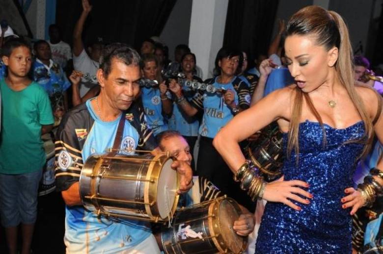 Sabrina Sato é outra famosa vítima dos 'conferes'. A apresentadora da Record tomou aquela olhadinha enquanto sambava ao som da cuíca Sabrina Sato é outra famosa vítima dos 'conferes'. A apresentadora da Record tomou aquela olhadinha enquanto sambava ao som da cuíca