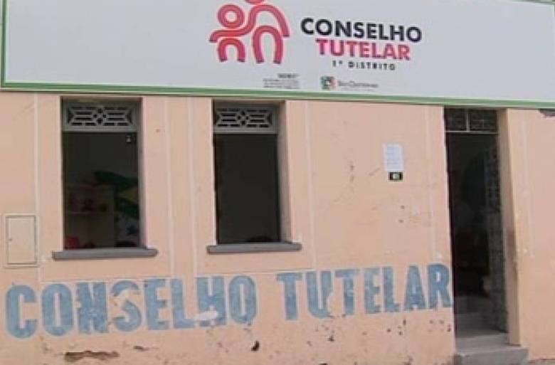 Segundo o Conselho, a vítima havia sido retirada de casa e levada para um abrigo em agosto do ano passado por estar em situação vulnerável. Ela foi entregue à uma tia, mas voltou para a casa dos pais sem que a Justiça fosse informada. Na delegacia, a menina afirmou que mantém um relacionamento com o homem há um ano, desde os 11 anos, e que agora quer ficar com ele