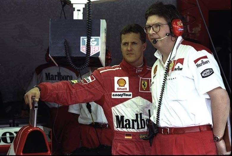 Ross Brawn, engenheiro da F-1, desenvolveu uma parceria vitoriosa com Michael Schumacher, na época em que ambos trabalhavam na Ferrari. Agora, com ex-piloto em processo de recuperação, Brawn mais uma vez se mostra presente na vida do alemão para tentar ajudar o amigo. Segundo o jornal italiano Gazzeta dello Sport, o engenheiro está utilizando antigas transmissões de rádio, para tentar estimular Schumacher a acordar