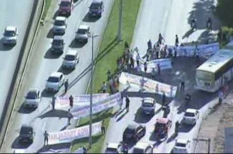 Manifestantes fecharam avenida de Taguatinga