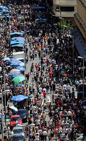 Rua 25 de Março é o destino mais popular para compras em SP