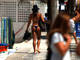 Sem chinelo e sem canga, a morena desfilou pelo calçadão após deixar a praia em Copacabana