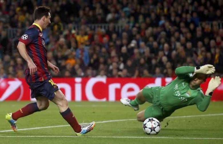 Messi saiu cara a cara com o goleirão do City, mas chutou em cima do defensor