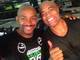 


Em mais um avanço na recuperação da fratura sofrida na perna esquerda durante o confronto contra Chris Weidman, o ex-campeão do UFC Anderson Silva visitou a academia do amigo Rodrigo ‘Minotauro’ para afiar seu boxe com o treinador Edelson Silva, responsável por puxar as manoplas da Nogueira Team.O registro da visita foi feito e publicado no Facebook por Jorge Eduardo ‘Zumbi’, técnico de muay thai da equipe, que não escondeu a emoção ao ver a surpreendente evolução do Spider.— Po, hoje eu fiquei muito feliz da conta. Ao chegar agora a noite no CT para mais um treino, quem estava lá na cantina da Tia Danuza se arrumando pra treinar?  Anderson ‘Spider’ Silva. Muita emoção ao ver o Negão de volta aos treinamentos com o mestre Edelson SilvaVeja mais nas fotos a seguir