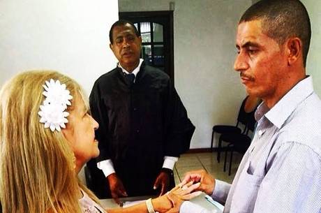 Mãe de Emerson Sheik se casa, mas atacante não pede dispensa do treino: 