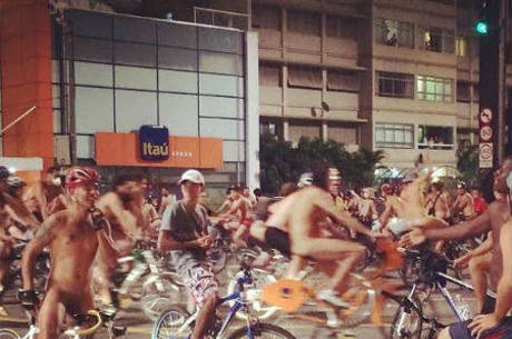 As atividades comelaram às 20h na Praça do Ciclista