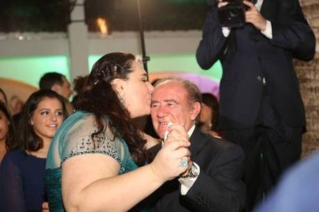 Renato Aragão emocionado na festa de Lívian, momentos antes de ser internado após um infarto
