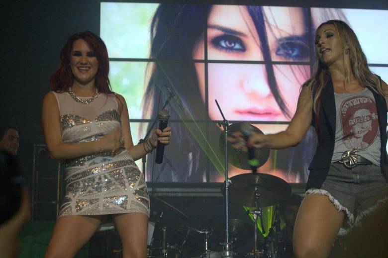 Na última quarta-feira (12), Dulce María lotou o Carioca Club, em São Paulo, num 'intimate show que levou até Valesca Popozuda ao palco. Juntas, as duas cantaram e dançaram Beijinho no Ombro; assista