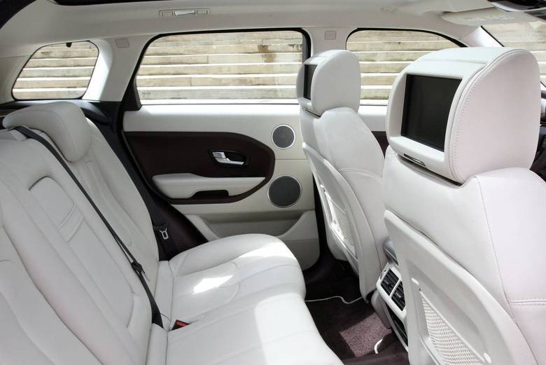 Quando equipado com o pacote Tech, o Evoque Prestige (mais luxuoso) oferece telas de LCD e fones de ouvido sem fio para os passageiros traseiros. Leia a avaliação completaSaiba tudo sobre carros! Acesse R7.com/carrosE confira os melhores preços de novos e usados em r7.icarros.com.br