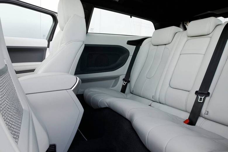 Nas versões de duas portas (erroneamente chamadas de cupê pela marca) do Evoque, o acesso e espaço traseiros são restritos. Leia a avaliação completaSaiba tudo sobre carros! Acesse R7.com/carrosE confira os melhores preços de novos e usados em r7.icarros.com.br