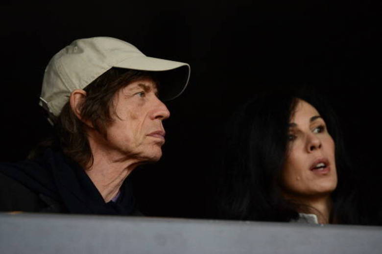 De acordo com o jornal, ela, que sempre recusou ajuda financeira de Jagger, estava perdendo cada vez mais dinheiro e os últimos relatórios dos seus negócios, feitos em outubro do ano passado, mostram que sua empresa, LS Fashion, estava em péssima situação financeira. Em 2009, a dívida era de R$ 4.98 milhões e, em 2010, tinha crescido para US $ 7.20 milhões 