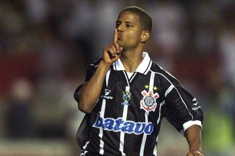 Ídolos do Corinthians discordam da torcida e defendem a permanência de Mano Menezes.