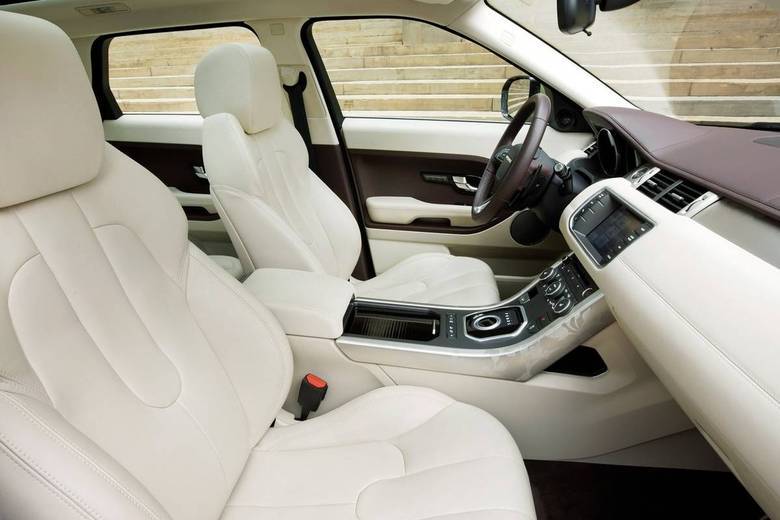O interior é similar entre as três variantes de acabamento do Evoque, diferenciando-se pelo tipo de banco adotado — a forração é de couro em todos os modelos. Leia a avaliação completaSaiba tudo sobre carros! Acesse R7.com/carrosE confira os melhores preços de novos e usados em r7.icarros.com.br