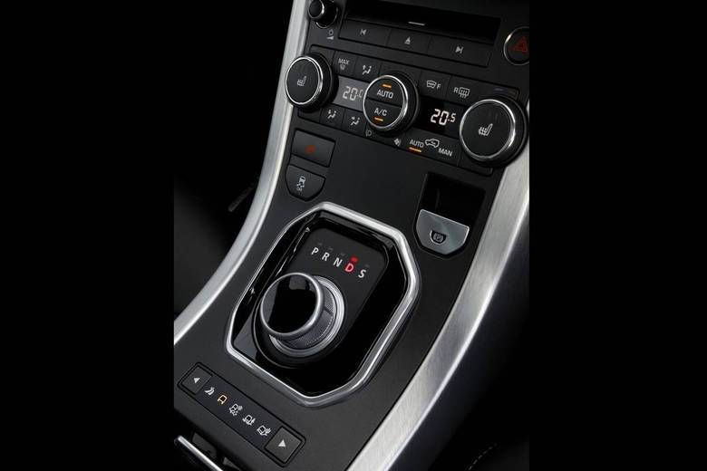 Após o motorista dar partida no Evoque o botão giratório se ergue eletronicamente. Leia a avaliação completaSaiba tudo sobre carros! Acesse R7.com/carrosE confira os melhores preços de novos e usados em r7.icarros.com.br