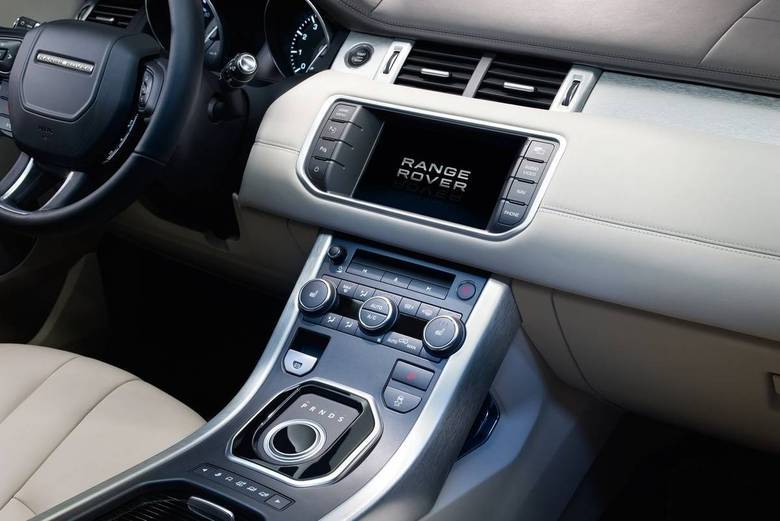 Internamente o Evoque 2014 é idêntico às versões anteriores do jipinho. Leia a avaliação completaSaiba tudo sobre carros! Acesse R7.com/carrosE confira os melhores preços de novos e usados em r7.icarros.com.br
