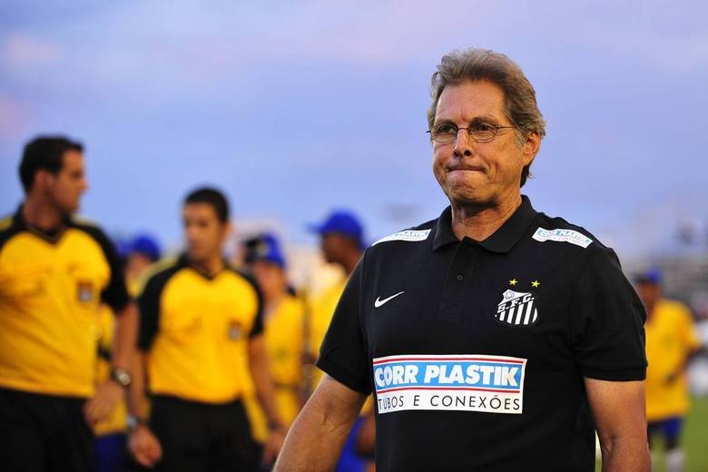 No Santos desde o final do ano
passado, Oswaldo de Oliveira recebe R$ 400 mil (aproximadamente R$ 5,2
milhões/ano). Anteriormente, no Botafogo, Oswaldinho faturava R$ 380 mil