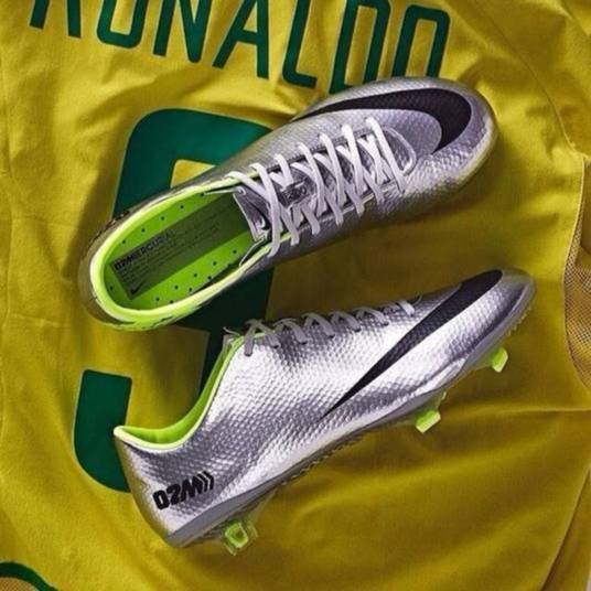 Esta chuteira é a Mercurial Vapor IX 02, inspirada nos modelos usados por Ronaldo na final da Copa de 2002 Esta chuteira é a Mercurial Vapor IX 02, inspirada nos modelos usados por Ronaldo na final da Copa de 2002