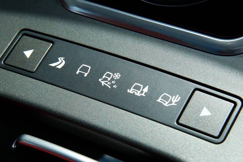 O sistema Terrain Responde, presente em todos os Land Rover, adapta o carro para diferentes condições de piso, como lama, cascalho e areia. Leia a avaliação completaSaiba tudo sobre carros! Acesse R7.com/carrosE confira os melhores preços de novos e usados em r7.icarros.com.br