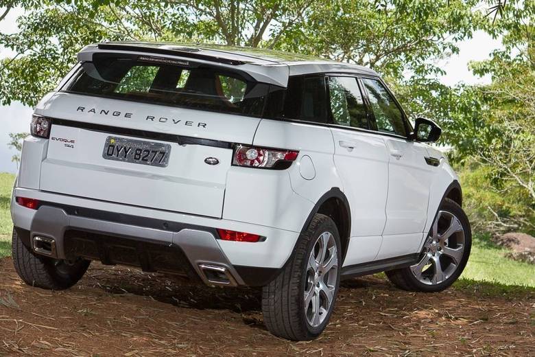 A empresa alemã ZF usou o Evoque para estrear sua inédita transmissão automática com nove marchas, que substitui a antiga caixa de seis velocidades. Leia a avaliação completaSaiba tudo sobre carros! Acesse R7.com/carrosE confira os melhores preços de novos e usados em r7.icarros.com.br