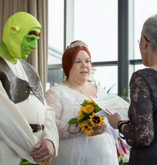 Como ela lembra um pouco a Fiona, o noivo se fantasiou de Shrek