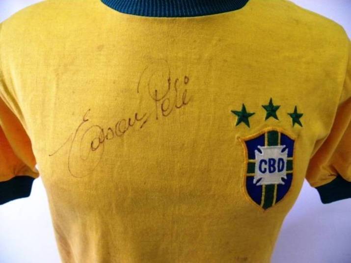 O item principal do leilão é uma camisa da seleção brasileira usada pelo Rei em 1971