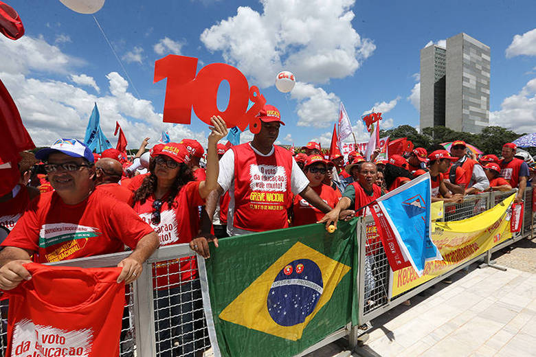 As principais demandas da categoria na greve geral incluiram o cumprimento da lei do piso, a votação imediata do Plano Nacional da Educação (PNE) e a destinação de 10% do PIB (Produto Interno Bruto) para a educação