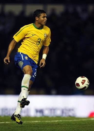 Thiago Silva é um dos brasileiros mais bem pagos do mundo do futebol. Atualmente, o zagueirão arranca R$ 39,4 milhões por ano do PSG, cerca de R$ 3,2 milhões por mês