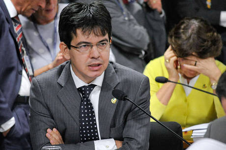 Randolfe questiona a origem dos recursos dos outros pré-candidatos
