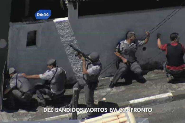 Por volta das 18h, a polícia informou que um décimo bandido havia sido morto após nova troca de tiros. Não foram divulgadas informações sobre essa última morte