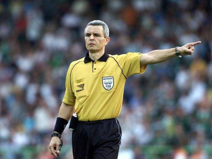 O ex-árbitro Márcio Rezende de Freitas apitou a Copa do Mundo de 1998 e
teve a carreira marcada por algumas polêmicas. Na final do Campeonato
Brasileiro de Futebol de 1995, entre Santos e Botafogo, Márcio validou
um gol impedido de Túlio Maravilha do Botafogo, e anulou um gol legal de
Camanducaia, do Santos, determinando o empate na partida e o título ao
Botafogo. Dez anos depois, outra polêmica após um pênalti não marcado
para o Internacional no jogo decisivo do Campeonato Brasileiro de
Futebol de 2005 determinou o resultado da partida contra o Corinthians.
Fábio Costa, goleiro do Timão, aplicou uma rasteira em Tinga, do
Internacional. Rezende não marcou a penalidade e expulsou o volante do
Inter. O placar final de 1 a 1 permitiu que o Corinthians permanecesse
na liderança até a última rodada e torna-se campeão. Mas, as torcidas
desses times não podem reclamar de benefícios, porque Márcio Rezende de
Freitas torce para o Cruzeiro O ex-árbitro Márcio Rezende de Freitas apitou a Copa do Mundo de 1998 e
teve a carreira marcada por algumas polêmicas. Na final do Campeonato
Brasileiro de Futebol de 1995, entre Santos e Botafogo, Márcio validou
um gol impedido de Túlio Maravilha do Botafogo, e anulou um gol legal de
Camanducaia, do Santos, determinando o empate na partida e o título ao
Botafogo. Dez anos depois, outra polêmica após um pênalti não marcado
para o Internacional no jogo decisivo do Campeonato Brasileiro de
Futebol de 2005 determinou o resultado da partida contra o Corinthians.
Fábio Costa, goleiro do Timão, aplicou uma rasteira em Tinga, do
Internacional. Rezende não marcou a penalidade e expulsou o volante do
Inter. O placar final de 1 a 1 permitiu que o Corinthians permanecesse
na liderança até a última rodada e torna-se campeão. Mas, as torcidas
desses times não podem reclamar de benefícios, porque Márcio Rezende de
Freitas torce para o Cruzeiro