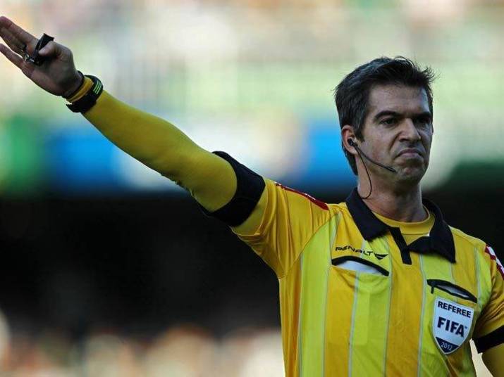 Considerado por muitos como um dos árbitros mais fracos da nova geração,
Péricles Bassols não dá ouvido às críticas. Principalmente quando o
assunto é torcer para o Vasco Considerado por muitos como um dos árbitros mais fracos da nova geração,
Péricles Bassols não dá ouvido às críticas. Principalmente quando o
assunto é torcer para o Vasco